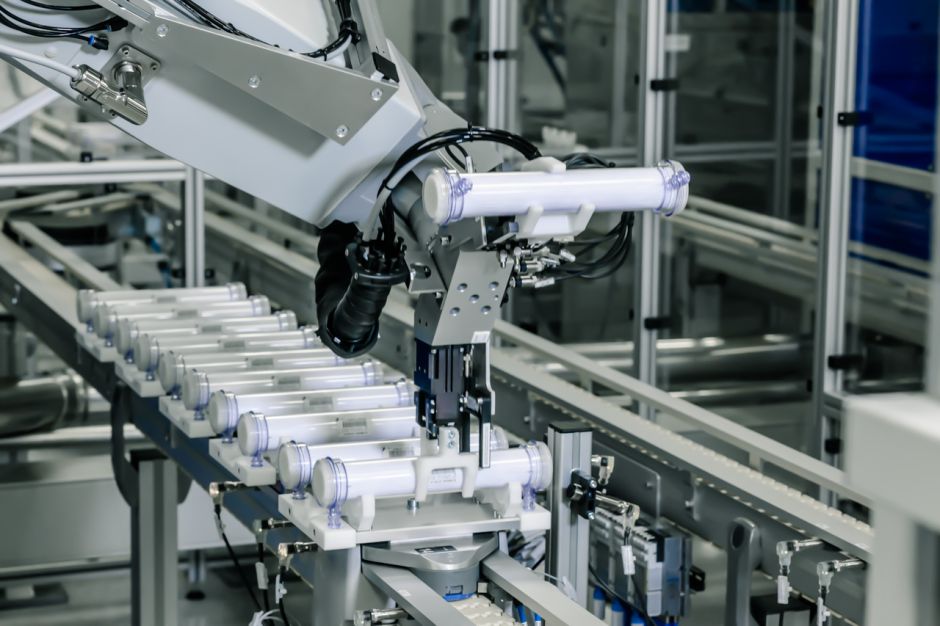Mit dem modularen Maschinenkonzept von Alpha Plan lassen sich Prozesse individuell anpassen und verknüpfen – vom manuellen Betrieb bis hin zur vollautomatisierten, robotergeführten Fertigung.