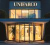 beleuchtete Aussenansicht von Unifacro Firmengebäude