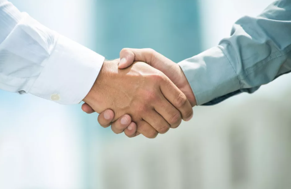 Dec Group, ein Anbieter von Pulverhandling- und Prozesscontainmentsystemen, übernimmt Bausch Germany, einen Anbieter aseptischer Verarbeitungs- und Abfüllmaschinen. Dieser wird fortan als Tochterunternehmen unter dem Namen Dec Filling Germany agieren. Mit der Übernahme will die Unternehmensgruppe ihre Position als Lieferant von aseptischen Abfülllösungen festigen. Das Maschinensortiment des erworbenen Unternehmens umfasst unter anderem Waschanlagen, Sterilisationstunnel, Füller, Verschließer und Etikettierer. Neben aseptischen Verarbeitungsmaschinen für stabile Behälter wie Vials, Kartuschen, Ampullen, Flaschen und Spritzen stellt Dec Filling Germany auch aseptische Abfüllmaschinen für Infusionsbeutel her. Die Übernahme ermöglicht es, „aseptische Abfülllinien in maßgeschneiderten Isolatoren und oRABS einzubetten, die einen sicheren und kontrollierten Betrieb gewährleisten“, so Yves Dietrich, Geschäftsführer der Dec Group.