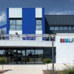 Die LFB-Tochter LFB Biomanufacturing hat im südfranzösischen Alès den Grundstein für eine Standorterweiterung gelegt. Diese soll Entwicklungs- und Analyselabors sowie ein Rohstofflager umfassen und eine Verdoppelung der Produktionskapazität ermöglichen. Laut LFB erfolgt die Erweiterung des Standorts, der eine von der FDA zugelassene CDMO darstellt, aufgrund der weltweit wachsenden Nachfrage nach biomedizinischen Produkten. Die verdoppelte Produktionskapazität in Alès beträgt 2 x 2.000 l. Das Biotech-Unternehmen stellt seinen Kunden dort sowohl Expertise als auch Ausrüstung zur Verfügung. Dies umfasst unter anderem Unterstützung bei der Entwicklung von Zelllinien und Prozessen im industriellen Maßstab, der Herstellung klinischer und kommerzieller Chargen sowie der damit verbundenen analytischen Tests. Die französische Gesundheitsministerin Catherine Vautrin sieht in der Standorterweiterung „eine konkrete Antwort auf den wachsenden Bedarf der französischen Biotech-Unternehmen an Bioproduktion“. Frankreichs Regierung fördert den Ausbau, der bis 2026 rund neue 50 Arbeitsplätze schaffen soll, mit bis zu 6,7 Mio. Euro. Die Gesamtkosten belaufen sich auf über 20 Mio Euro. „Biomedizinische Produkte, insbesondere die Familie der therapeutischen Proteine, geben vielen Menschen Hoffnung. Dass wir in der Lage sind, sie in unserem Land herzustellen, ist von essenzieller Bedeutung“, befindet Lise Alter, Leiterin des Generalsekretariats für Investitionen der französischen Regierung.