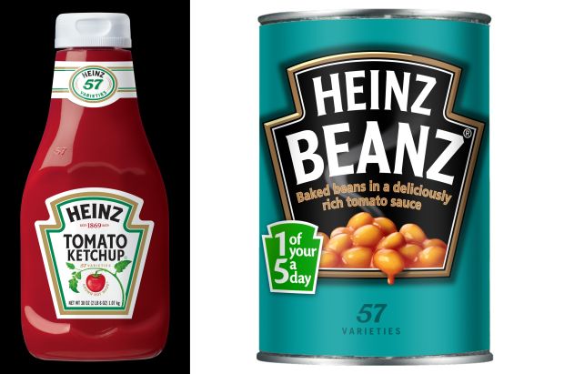 links Heinz Ketchup-Flasche rechts blaue Dose mit gebackenen Bohnen