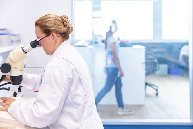 Novartis übernimmt Anthos Therapeutics inklusive des potenziellen Antikoagulans Abelacimab für 925 Millionen US-Dollar. Die Übernahme stärkt den Unternehmensbereich kardiovaskulärer Therapien und soll bis Mitte 2025 abgeschlossen sein.