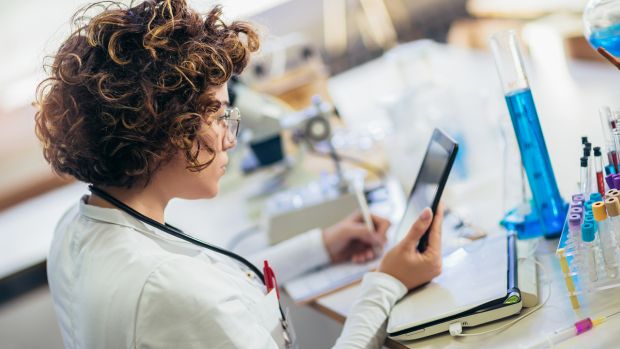 Siemens erwirbt für 5,1 Mrd. US-Dollar den Anbieter von wissenschaftlicher F&E-Software Dotmatics. Dessen Plattform stellt kontextualisierte Daten bereit, um Arzneimittel KI-gestützt multimodal zu entwickeln.