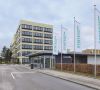 Vor der Zentrale des Unternehmens in Waiblingen wehen schon die neuen Fahnen.