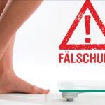 Füsse und Beine vor Schritt auf Waage mit Fälschung Dreieck