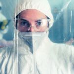 Isolatoren sind ein wichtiges Hilfsmittel für das Containment in klassischer und biologischer Produktion. Persönliche Schutzausrüstung dagegen gilt in beiden Bereichen als potenzielle Fehlerquelle.