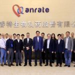 Körber hat eine Kooperationsvereinbarung mit dem chinesischen Konzern Tonghua Anrate Biopharmaceutical unterzeichnet. Dieser zufolge liefert das deutsche Unternehmen dem chinesischen Lösungen für intelligente Fertigung und digitale Transformation. Der Mischkonzern Körber stellt Tonghua Anrate Biopharmaceutical unter anderem vollautomatische pharmazeutische Maschinen, Produktionssoftware, Schulungen sowie technische Supportleistungen zur Verfügung. Durch die Einführung der Werum-Software Pas-x Mes und Pas-x Savvy will der chinesische Konzern voraussichtlich eine intelligente Fabrik schaffen, die Compliance und Effizienz in Einklang bringt, Software- und Hardware-Daten in allen Phasen der pharmazeutischen Produktion miteinander verbindet und den digitalen Prozess des Unternehmens beschleunigt. „Unsere Lösungen konzentrieren sich nicht nur auf die Fabrikebene, sondern berücksichtigen auch die speziellen Anforderungen der Zulassungsbehörden“, so Jerry Zheng, Körbers Managing Director des Geschäftsfelds China.