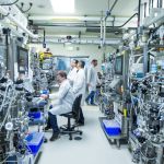 Über die nächsten fünf Jahre plant Roche, 50 Mrd. US-Dollar in den Aus- und Neubau von Produktionsanlagen für Pharmazeutika in den USA zu investieren. Damit steigert das Unternehmen seine Präsenz im Land über seine bestehenden 24 Standorte hinaus.