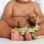 Gemeinsamen Recherchen der Schweizer NGO Public Eye und dem International Action Network for Infant Food enthalten die Nestlé-Babynahrungsmarken Cerelac und Nido – anders als in Europa – in Ländern mit niedrigen und mittleren Einkommen Zuckerzusatz. Im Zuge der Recherche wurden fast 150 Produkte getestet, die der Nahrungsmittelkonzern in asiatischen, afrikanischen und lateinamerikanischen Ländern vermarktet. Das Ergebnis: Fast alle der untersuchten Cerelac-Cerealien enthalten Zuckerzusatz – durchschnittlich fast 4 g pro Portion. Die meisten Nido-Milchpulver für Kleinkinder zwischen einem und drei Jahren enthielten ebenfalls Zucker, im Schnitt fast 2 g pro Portion. Für die von Public Eye befragten Kinderärzte und Experten für Kinderernährung ist dieser Zuckerzusatz aus ethischer wie gesundheitspolitischer Sicht problematisch, besonders angesichts der Adipositas-Erkrankungen in wirtschaftsschwachen Ländern. «Ich verstehe nicht, warum die in Südafrika verkauften Produkte anders sein sollten als die in Ländern mit höherem Einkommen», kritisiert Karen Hofman, Professorin für öffentliche Gesundheit an der Universität Witwatersrand in Johannesburg. Sie sieht darin gar „eine kolonialistische Praxis, die nicht toleriert werden darf“. Ein Beispiel: Der Weizenbrei der Marke Cerelac, den Nestlé als Nahrung für sechs Monate alte Babys verkauft, enthält in Deutschland und Großbritannien keinen Zuckerzusatz, in Südafrika hingegen pro Portion 4 g Zucker. „Solche Doppelstandards sind nicht zu rechtfertigen“, befindet Dr. Nigel Rollins vom Department of Maternal, Newborn, Child and Adolescent Health der WHO. Derzeit kontrolliert Nestlé 20 % des Weltmarktes für Babynahrung, der auf fast 70 Mrd. US-Dollar geschätzt wird. In Ländern mit tiefem oder mittlerem Einkommen gehören Cerelac und Nido zu den meistverkauften Marken des Schweizer Konzerns. Dem Marktforschungsunternehmen Euromonitor zufolge machte er 2022 allein mit Cerelac und der Folgemilch Nido je 1 Mrd. US-Dollar Umsatz. Laut Rodrigo Vianna, Epidemiologe und Professor an der Abteilung für Ernährung der Universität des brasilianischen Bundesstaats Paraíba, birgt Zuckerzusatz ein hohes Suchtpotenzial für Kinder. Dies erhöht im Erwachsenenalter das Risiko, an Fettleibigkeit, Diabetes oder Bluthochdruck zu erkranken. Unter dem Motto „Für Nestlé sind nicht alle Babys gleich süß“ fordert Public Eye von dem Konzern die sofortige und weltweite Beendigung von Zucker- und Süßungsmittelbeigaben in Produkten für Kinder unter drei Jahren.